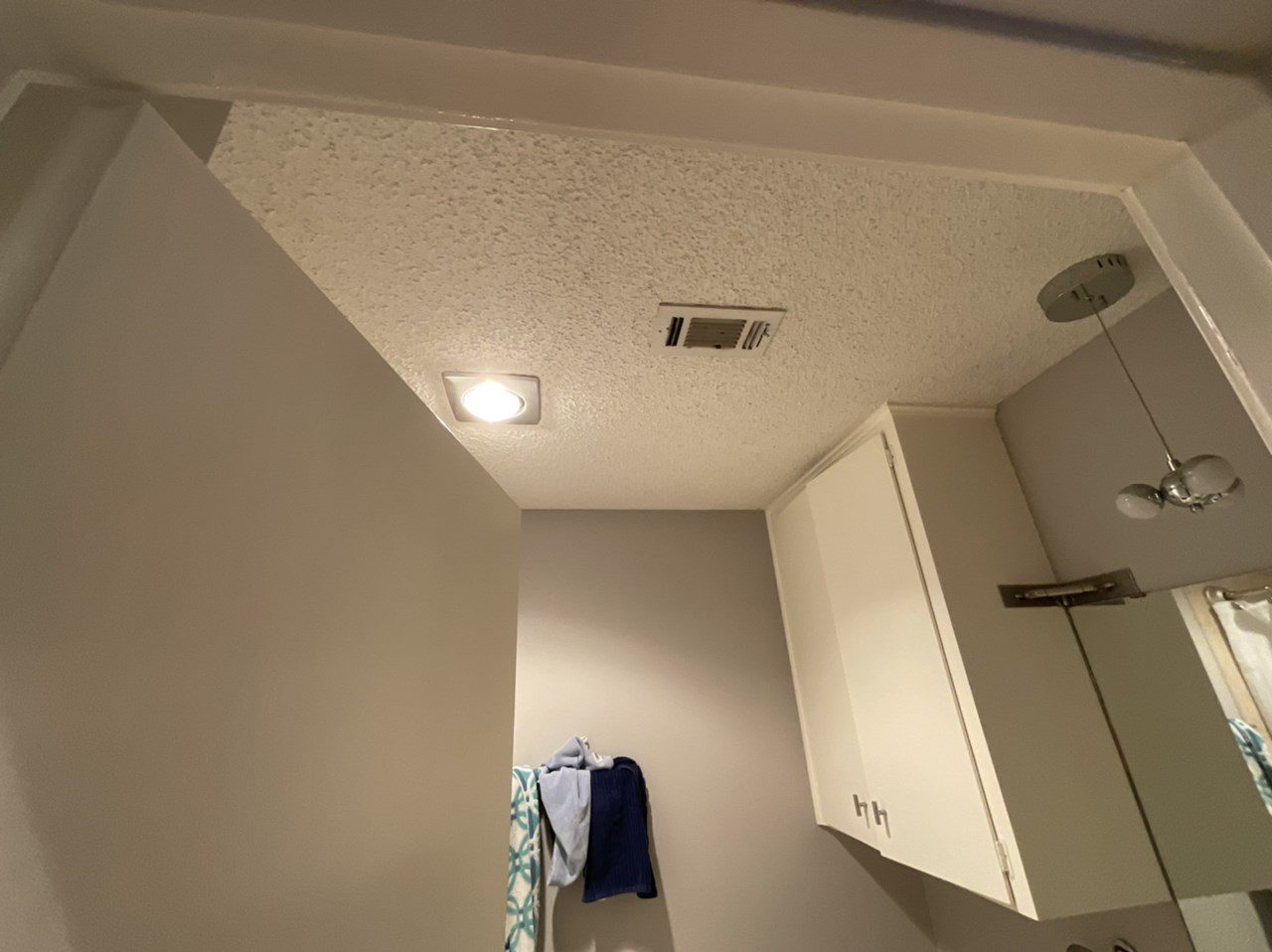 bathroom ceiling with popcorn before removal